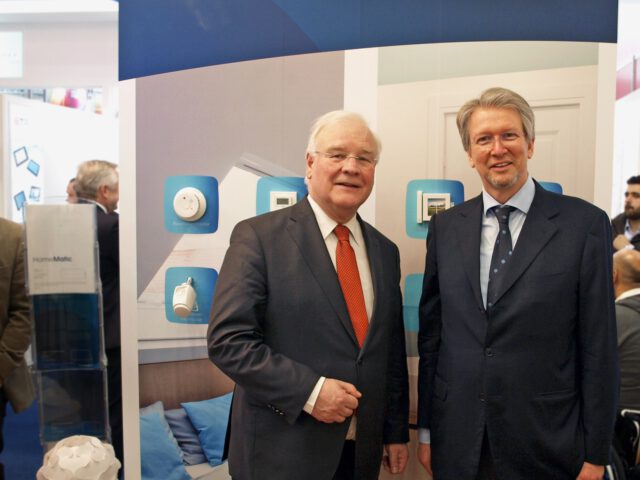 Präsident des Niedersächsischen Landtages Busemann zu Besuch bei eQ-3 auf der CeBIT