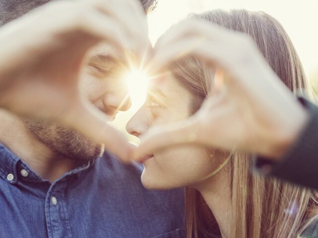 Bei TeeGschwendner stehen im Februar mit dem fruchtig-spritzigen Früchtemix „Heiß und Innig“ alle Zeichen auf Liebe.