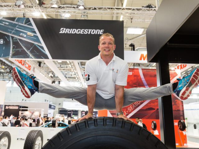 Olympiasieger und Bridgestone Markenbotschafter Fabian Hambüchen auf der THE TIRE COLOGNE im Reifenfieber