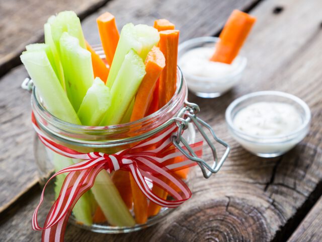 Vegetarisch durch den Sommer: Gemüsesticks mit Dip