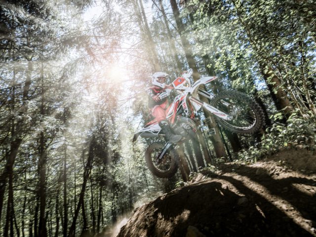 Bridgestone bringt neuen Battlecross E50 Motorradreifen für Enduro-Wettbewerbe auf den Markt