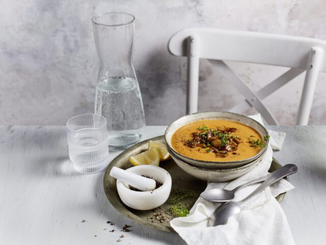 Cremige Linsensuppe mit Goldsaft-Pastinaken