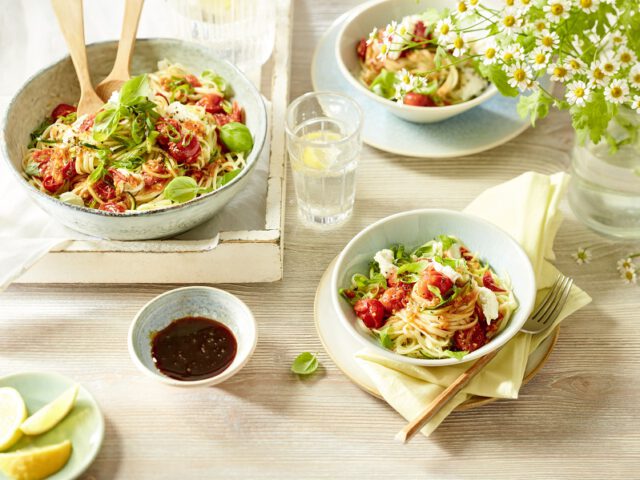 Sommerliche Pasta mit Kirschtomaten-Sugo