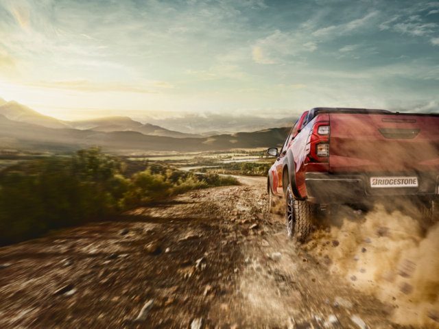 Der neue Bridgestone Dueler All-Terrain A/T002 unterstützt Offroad-Fahrer im Gelände und auf der Straße